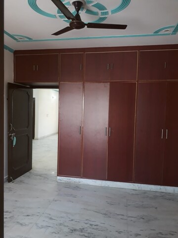 Building Lobby in 3 BHK Builder Floor at Sector 42 – for Rent
