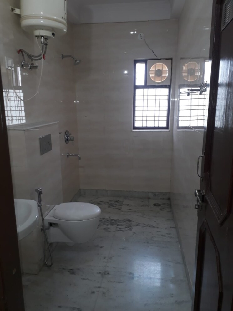 Bathroom, sector 42 3 Bedroom 161 Sq.Yd. Builder Floor In Sector 42 Gurgaon 9428979