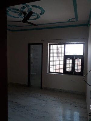 Room in 3 BHK Builder Floor at Sector 42 – for Rent