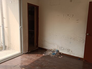 Room in 2 BHK Apartment at Mahagun Mywoods, Sector 16c Greater Noida – for Rent