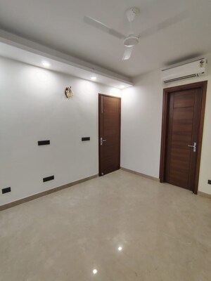 Room in 3 BHK Builder Floor at Chittaranjan Park – for Rent
