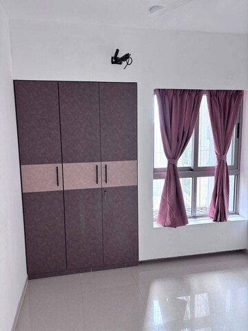 Bedroom in 3.5 BHK Apartment at Kalpataru Immensa, Kolshet Road – for Rent