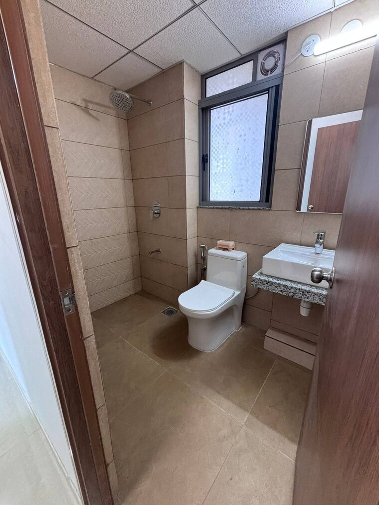 Bathroom, kalpataru-immensa 3.5 Bedroom 1700 Sq.Ft. Apartment In Kolshet Road Thane 9429041