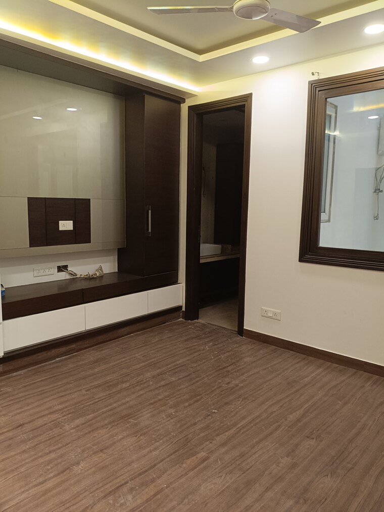 Room, maharani bagh 4 Bedroom 800 Sq.Yd. Builder Floor In Maharani Bagh Delhi 9429097