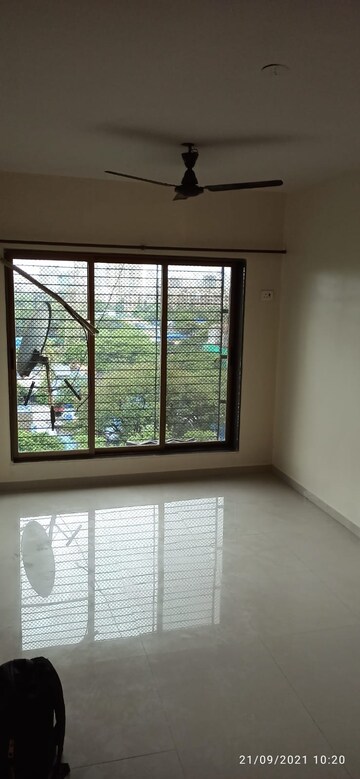 Room in 2 BHK Apartment at Chandak Stella, Goregaon West – for Rent