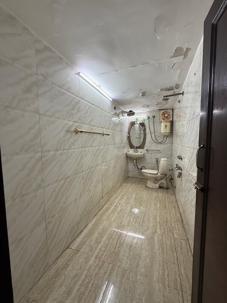 Bathroom, greater kailash ii 2 Bedroom 1200 Sq.Ft. Builder Floor In Greater Kailash ii Delhi 9429101