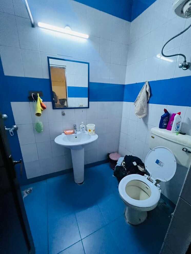 Bathroom, panchsheel park 3 Bedroom 2000 Sq.Ft. Builder Floor In Panchsheel Park Delhi 9429117