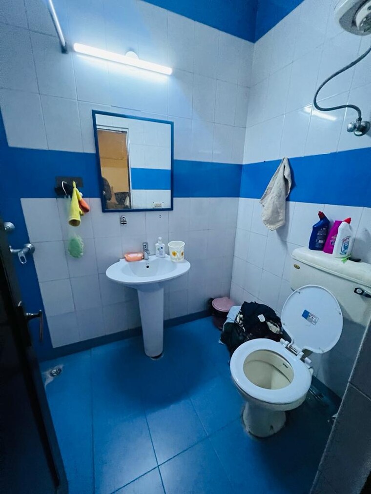Bathroom, panchsheel park 3 Bedroom 2000 Sq.Ft. Builder Floor In Panchsheel Park Delhi 9429117