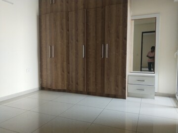 Room in 2 BHK Apartment at Landcraft Golf Links, Pandav Nagar – for Rent