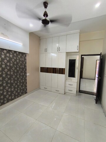 Room in 3 BHK Apartment at Prabhat Enclave Ghazipur, Ghazipur – for Rent