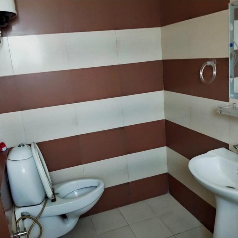 Attached Bathroom, vip road 3 Bedroom 1900 Sq.Ft. Apartment In Vip Road Zirakpur 9429154