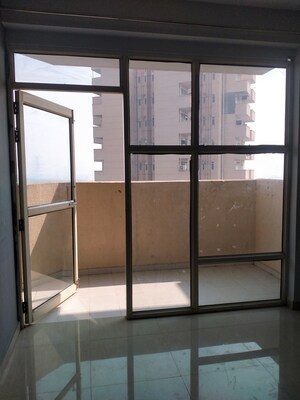 Room in 3 BHK Apartment at Pyramid Altia, Sector 70 – for Rent