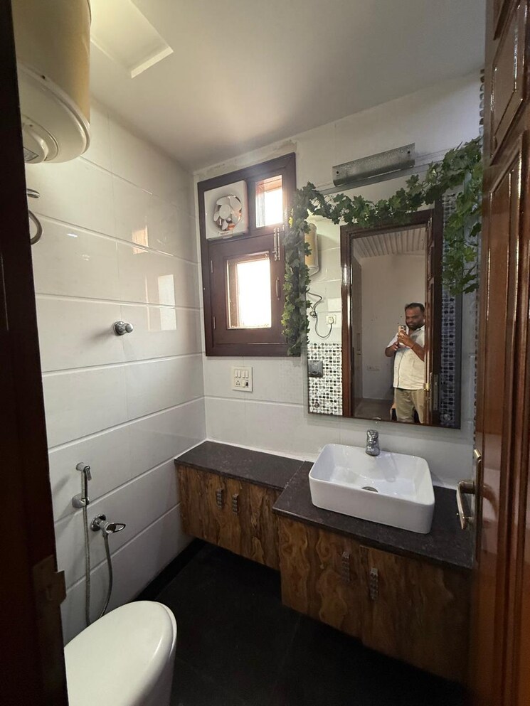 Bathroom, lajpat nagar i 2 Bedroom 900 Sq.Ft. Builder Floor In Lajpat Nagar I Delhi 9429159