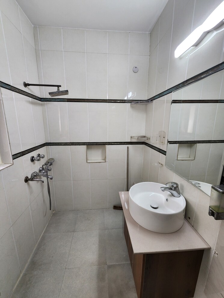 Bathroom, panchsheel park 3 Bedroom 1450 Sq.Ft. Builder Floor In Panchsheel Park Delhi 9429233