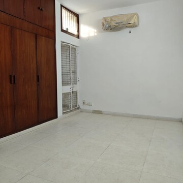 Room in 3 BHK Apartment at Alaknanda – for Rent