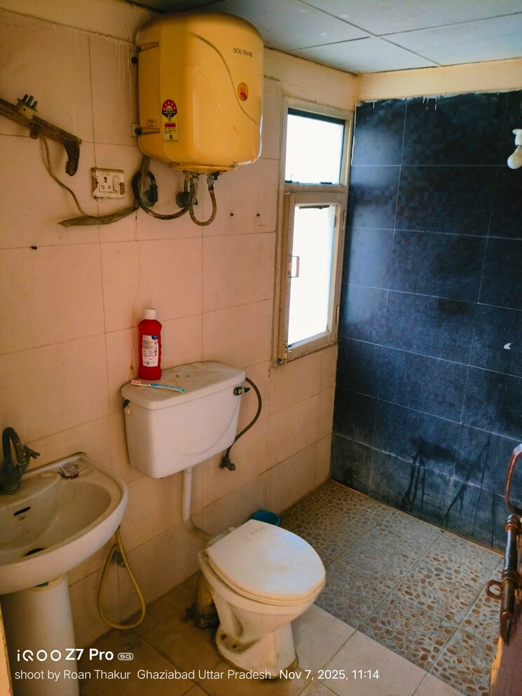 Bathroom, crossing-republik 3 Bedroom 1725 Sq.Ft. Apartment In Crossing Republic Ghaziabad 9429277