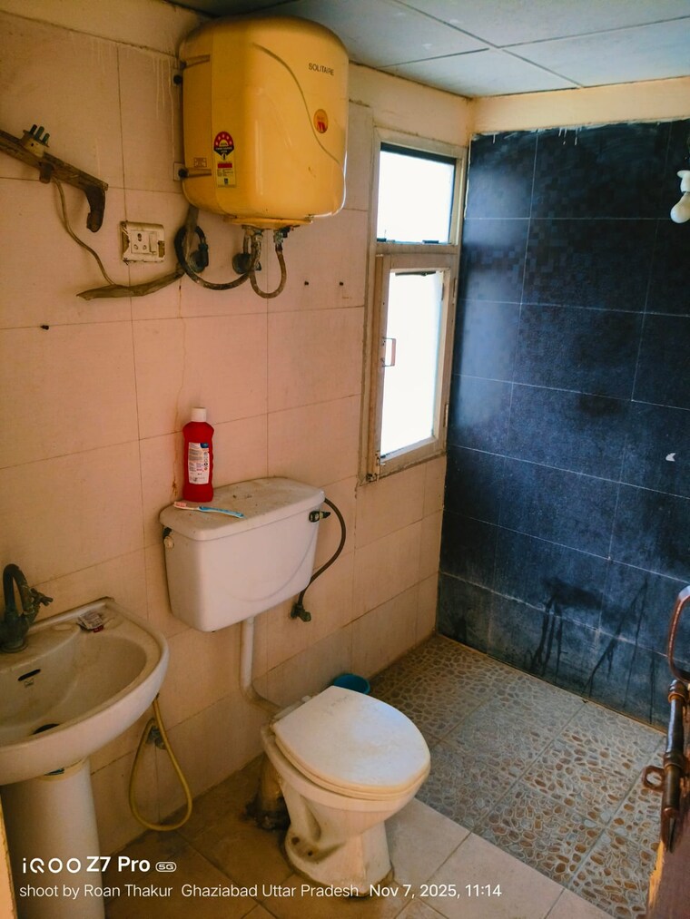 Bathroom, crossing-republik 3 Bedroom 1725 Sq.Ft. Apartment In Crossing Republic Ghaziabad 9429277