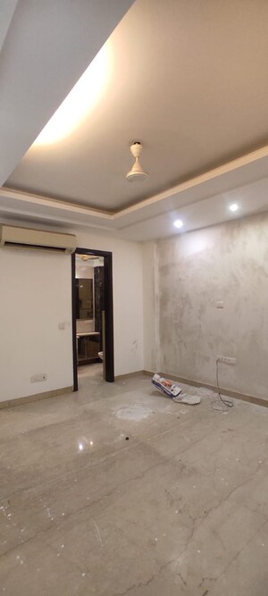 Room in 3 BHK Builder Floor at Safdarjung Enclave – for Rent