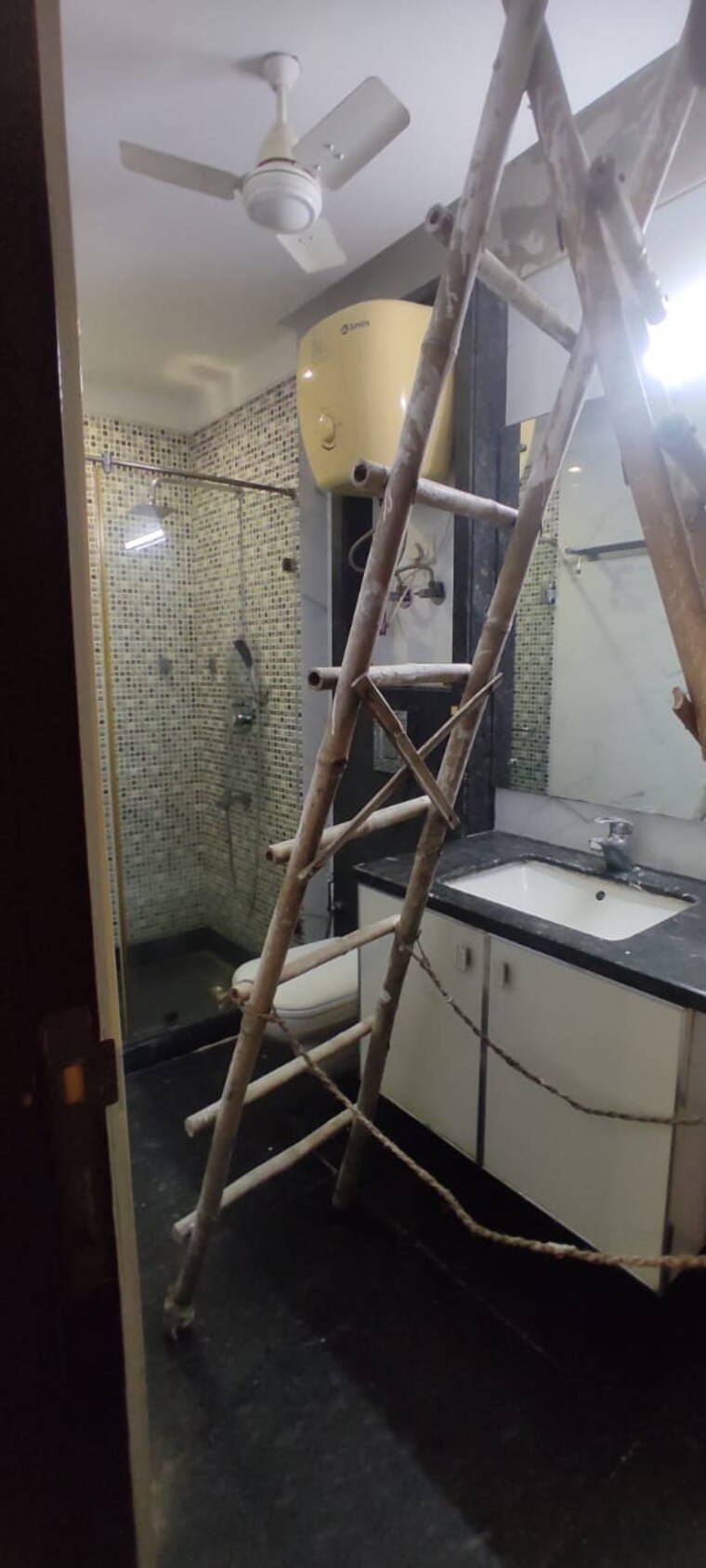 Bathroom, safdarjung enclave 3 Bedroom 1850 Sq.Ft. Builder Floor In Safdarjung Enclave Delhi 9429302