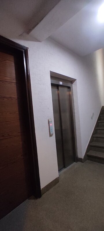 Lift in 3 BHK Builder Floor at Safdarjung Enclave – for Rent