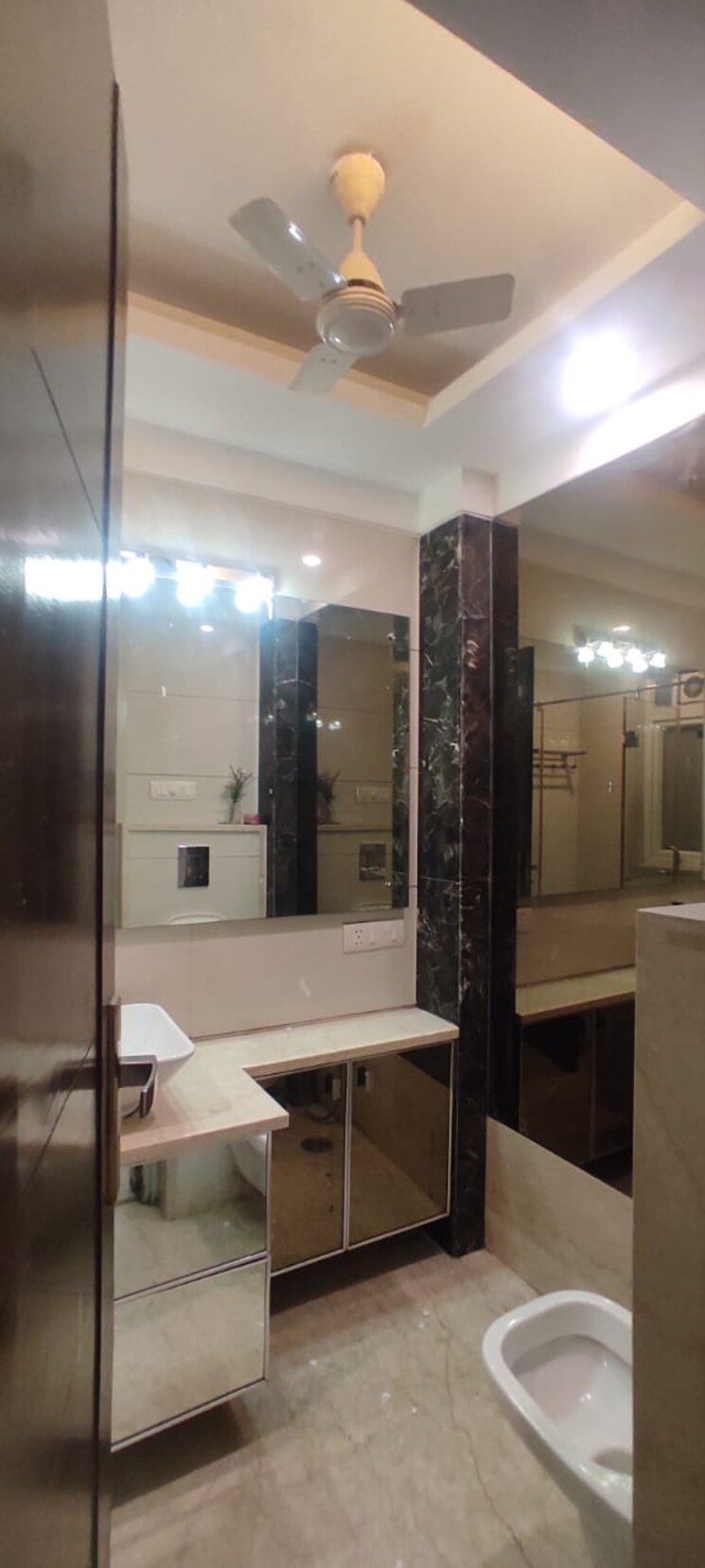 Bathroom, safdarjung enclave 3 Bedroom 1850 Sq.Ft. Builder Floor In Safdarjung Enclave Delhi 9429302