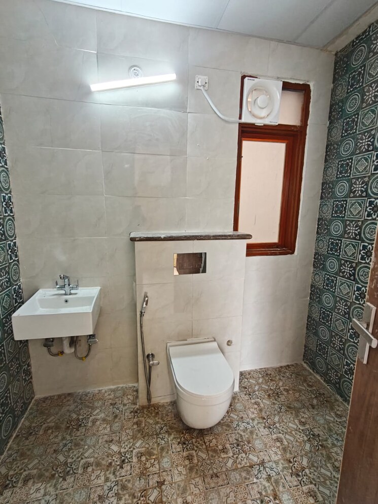 Bathroom, sector 27 4 Bedroom 3245 Sq.Ft. Builder Floor In Sector 27 Gurgaon 9429777