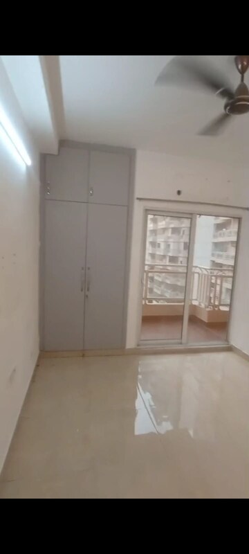 Room in 2.5 BHK Apartment at Elite Golf Green, Sector 79 – for Rent