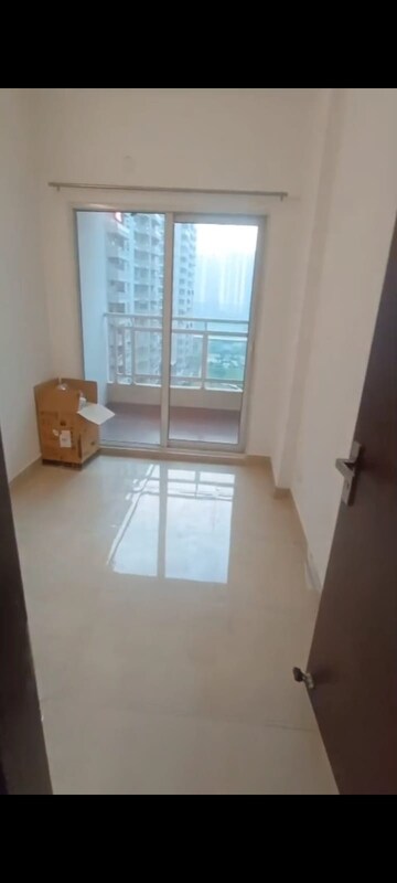 Furnished Amenities in 2.5 BHK Apartment at Elite Golf Green, Sector 79 – for Rent