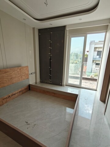 Room in 2 BHK Builder Floor at Sector 27 – for Rent