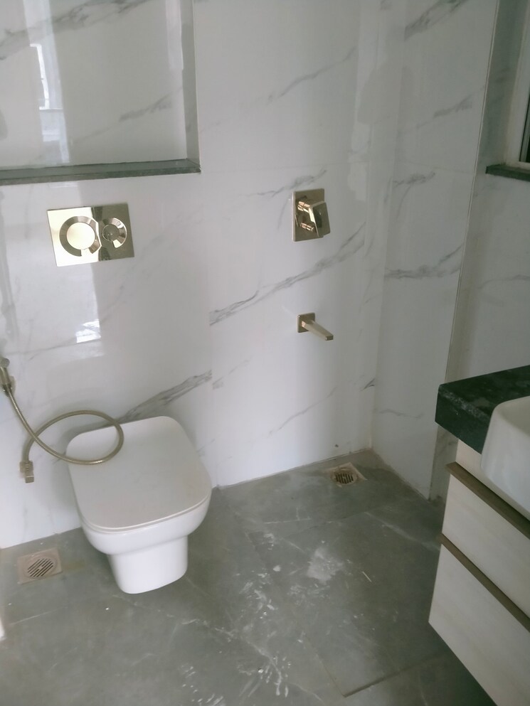Bathroom, smart-world-orchard 3 Bedroom 1727 Sq.Ft. Builder Floor In Sector 61 Gurgaon 9429785