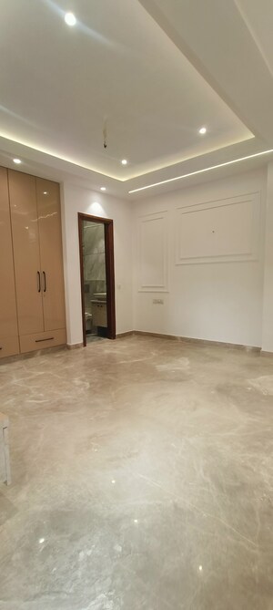 Room in 4 BHK Builder Floor at Rohini Sector 28 – for Sale