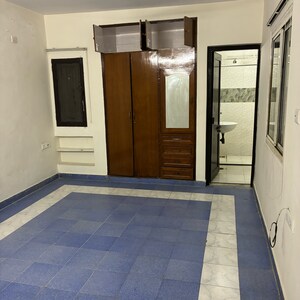 Room in 4 BHK Independent House at RWA Apartments Sector 37, Arun Vihar – for Rent