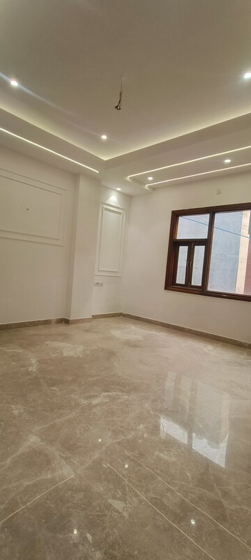 Room in 4 BHK Builder Floor at Rohini Sector 28 – for Sale