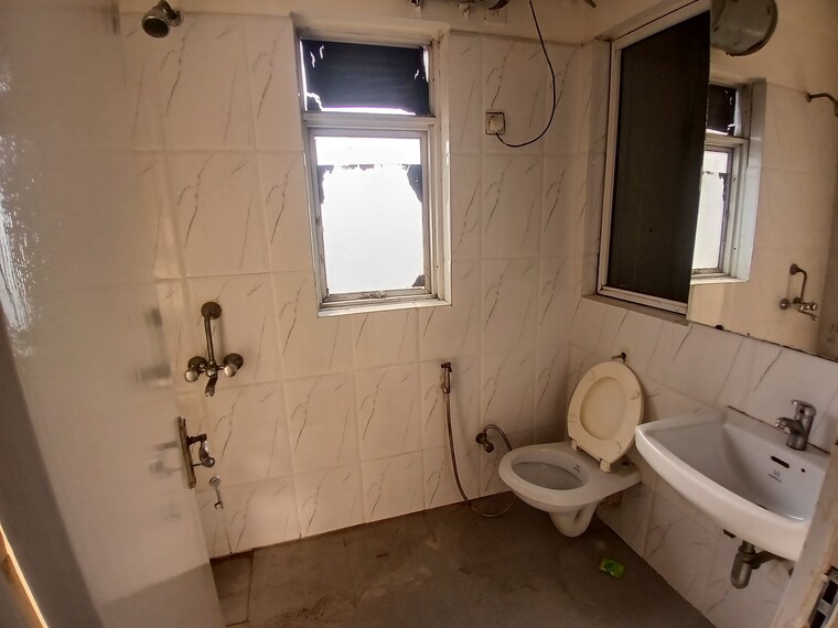 Bathroom, dlf-regency-park-i 2 Bedroom 1106 Sq.Ft. Apartment In Dlf Phase iv Gurgaon 9430061