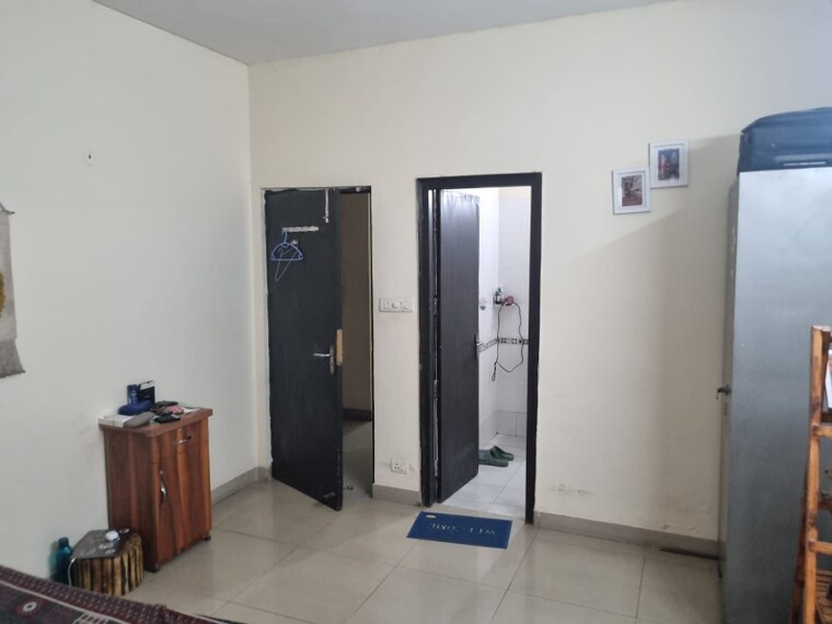 Room, sector 43 6+ Bedroom 161 Sq.Yd. Independent House In Sector 43 Gurgaon 9430075