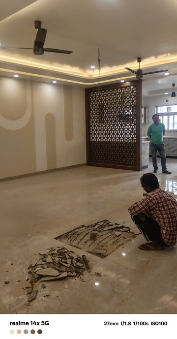 Parking in 3 BHK Builder Floor at BPTP Parkland Pride, Sector 77 – for Sale