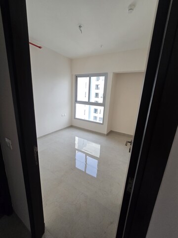 Room in 2 BHK Apartment at Piramal Vaikunth, Balkum Pada – for Rent