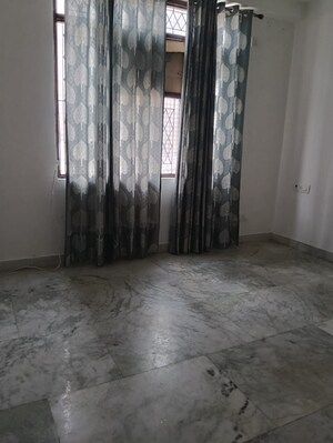 Room in 3 BHK Builder Floor at Paryavaran Complex – for Rent