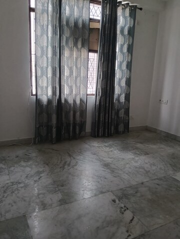 Room in 3 BHK Builder Floor at Paryavaran Complex – for Rent
