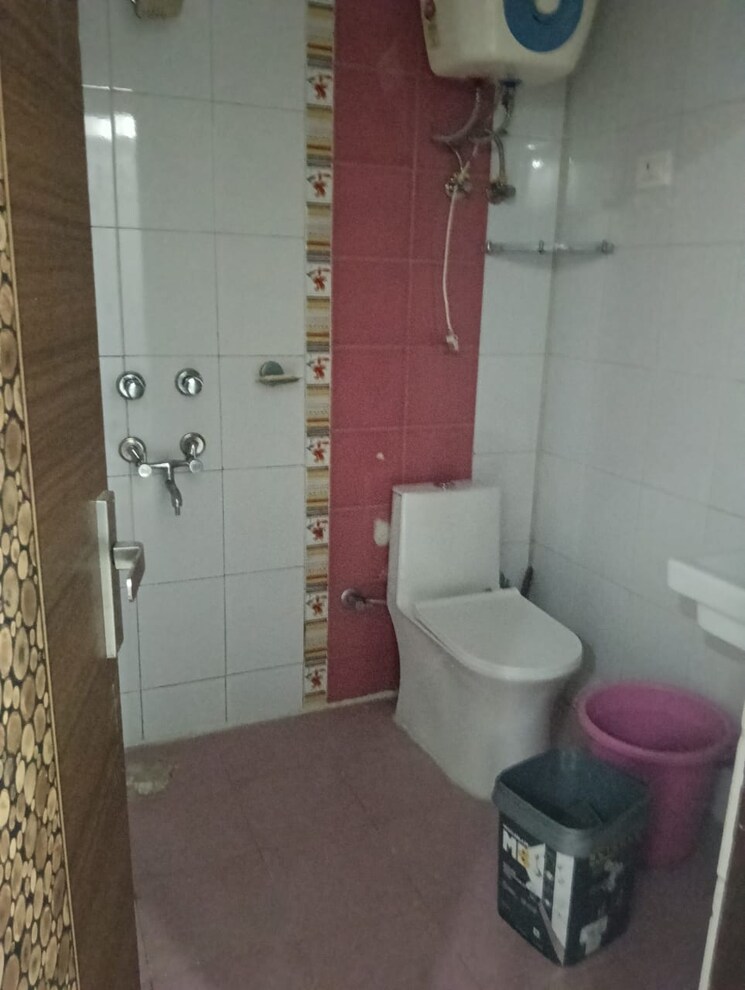 Bathroom, paryavaran complex 3 Bedroom 1405 Sq.Ft. Builder Floor In Paryavaran Complex Delhi 9430593