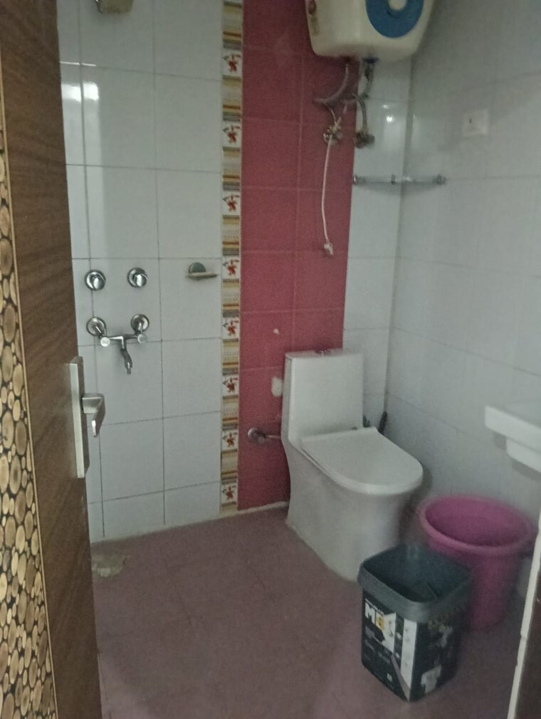 Bathroom, paryavaran complex 3 Bedroom 1405 Sq.Ft. Builder Floor In Paryavaran Complex Delhi 9430593