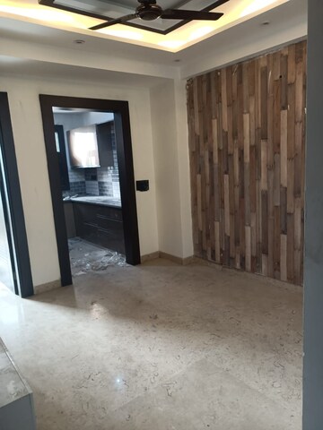 Room in 3 BHK Builder Floor at Jagriti Enclave – for Rent