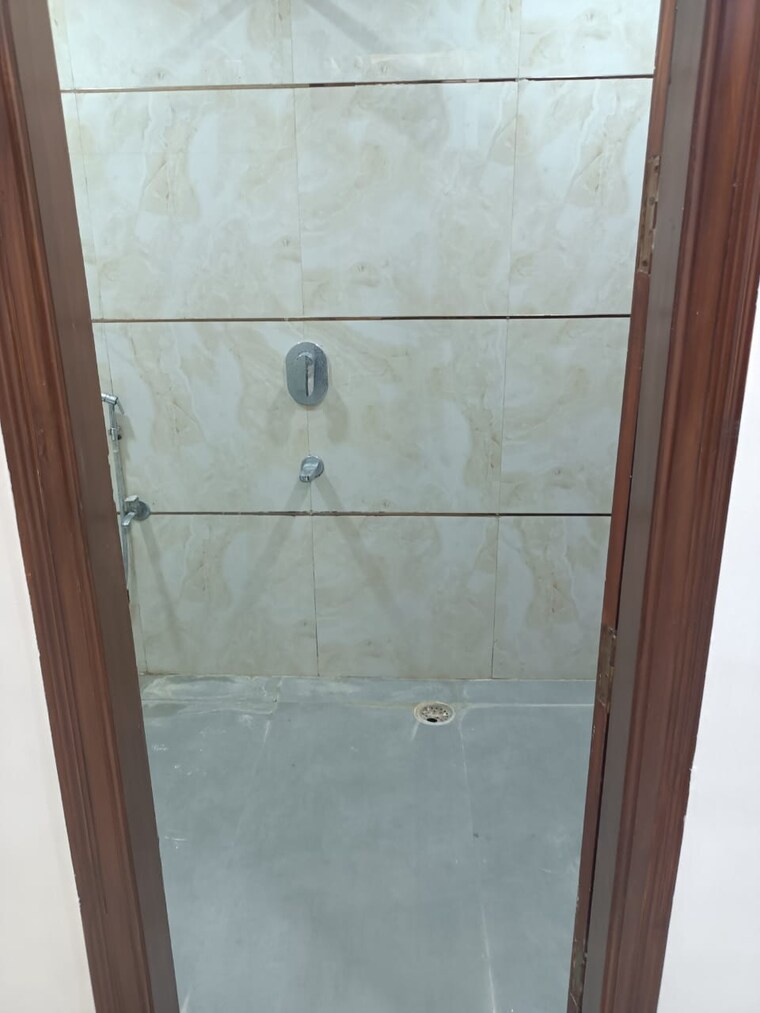 Bathroom, jagriti enclave 3 Bedroom 950 Sq.Ft. Builder Floor In Jagriti Enclave Delhi 9430888