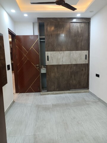 Furnished Amenities in 3 BHK Builder Floor at Jagriti Enclave – for Rent