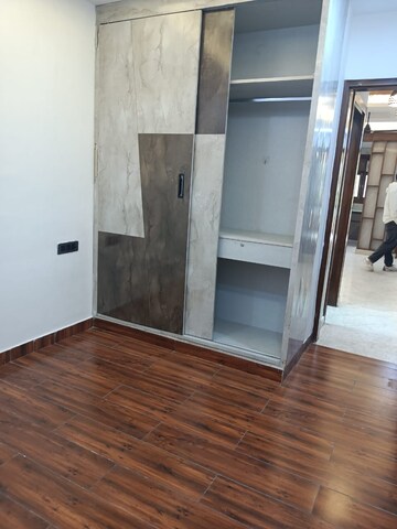 Room in 3 BHK Builder Floor at Jagriti Enclave – for Rent