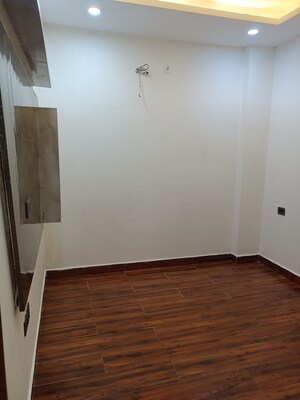 Room in 3 BHK Builder Floor at Jagriti Enclave – for Rent