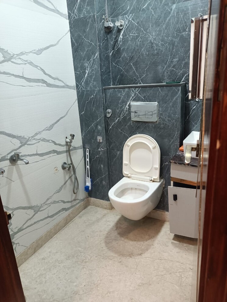 Bathroom, jagriti enclave 3 Bedroom 950 Sq.Ft. Builder Floor In Jagriti Enclave Delhi 9430888