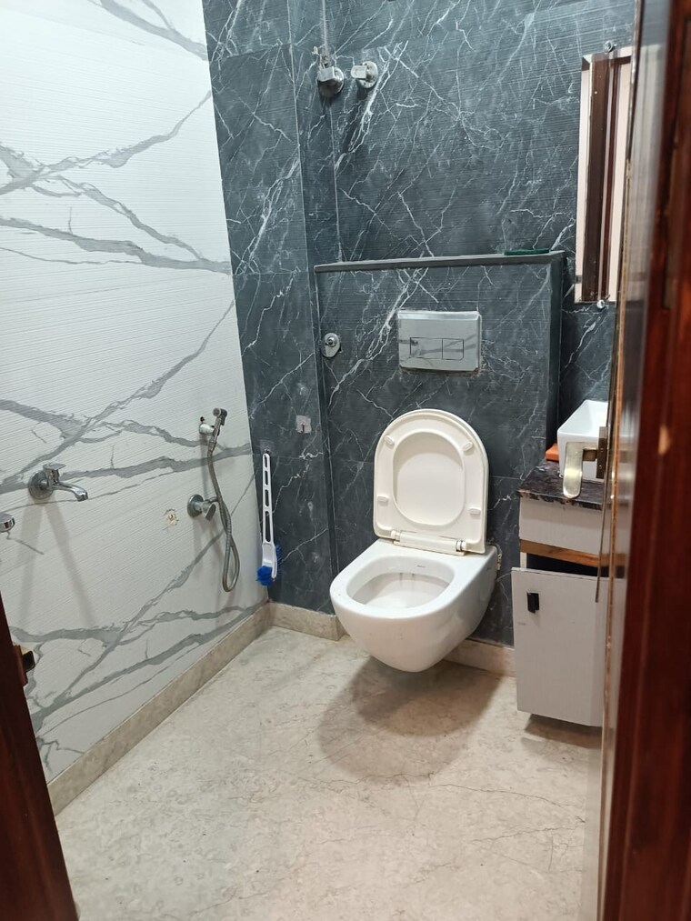 Bathroom, jagriti enclave 3 Bedroom 950 Sq.Ft. Builder Floor In Jagriti Enclave Delhi 9430888