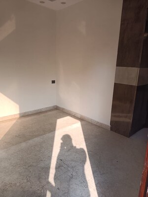 Room in 3 BHK Builder Floor at Jagriti Enclave – for Rent