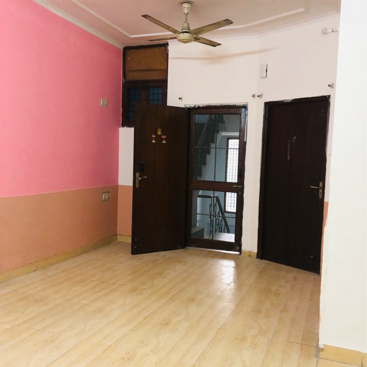 Room, sector 22 1.5 Bedroom 900 Sq.Ft. Villa In Sector 22 Gurgaon 9431055